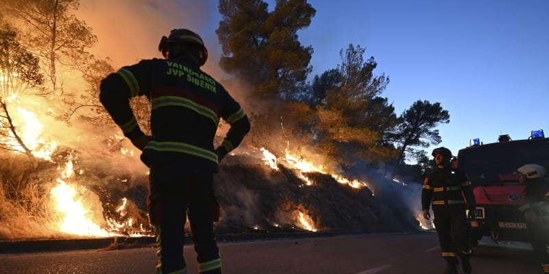 Při velkém požáru nedaleko chorvatského města Šibenik se lidé musejí evakuovat pomocí lodí. Desítkám hasičů pomáhá i armáda