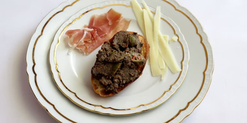 Crostini di fegatini alla Toscana, prosciutto di Parma, parmazán