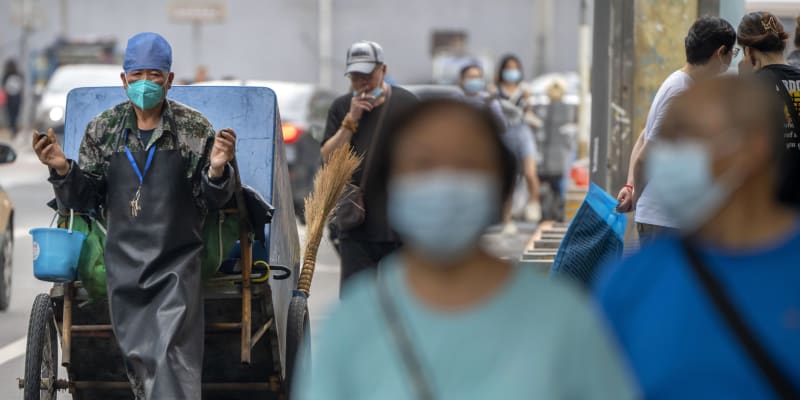 Velká čínská města se potýkají s další vlnou pandemie koronaviru.