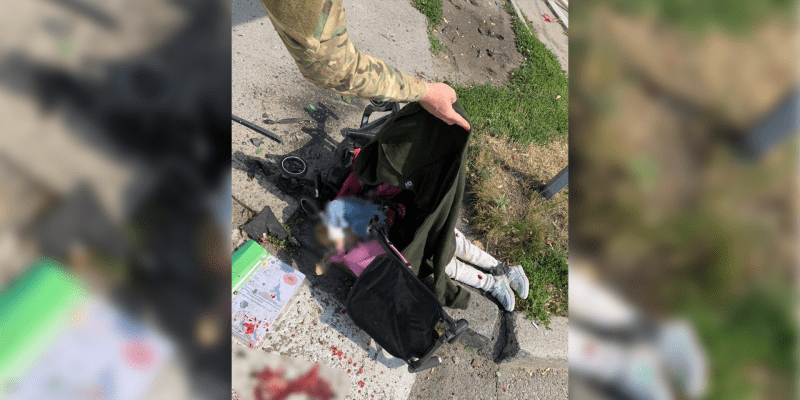 Mrtvé dítě v kočárku po ruském raketovém útoku na město Vinnycja 