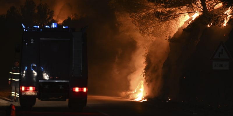 Při velkém požáru nedaleko chorvatského města Šibenik se lidé musejí evakuovat pomocí lodí. Desítkám hasičů pomáhá i armáda