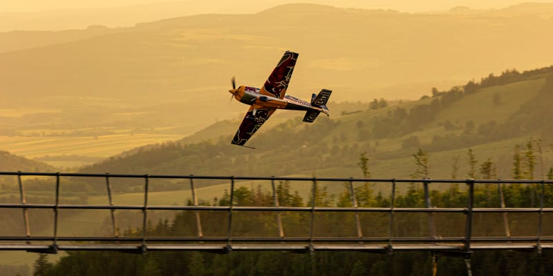 Martin Šonka rozšířil svoji sbírku dech beroucích kousků s letadlem. Prosvištěl pod novým mostem na Dolní Moravě.