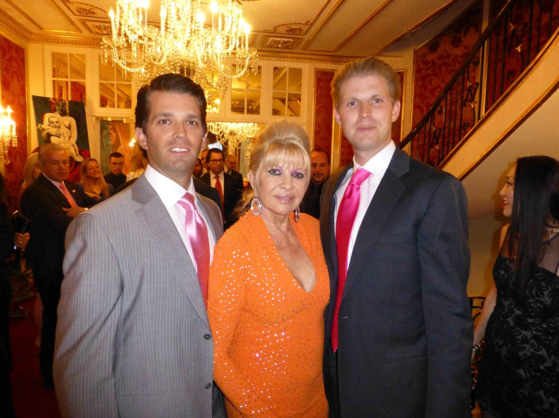 Ivana Trumpová se syny Donaldem Jr. a Ericem (vpravo) v roce 2013 