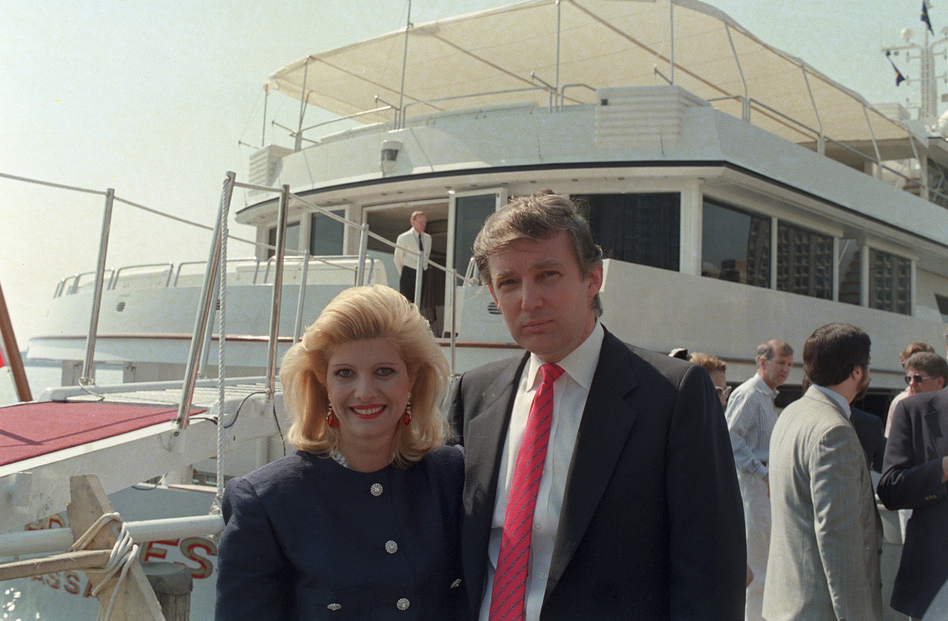 Ivana a Donald Trumpovi v roce 1988 pózovali u své jachty The Trump Princess kotvící v New Yorku. 