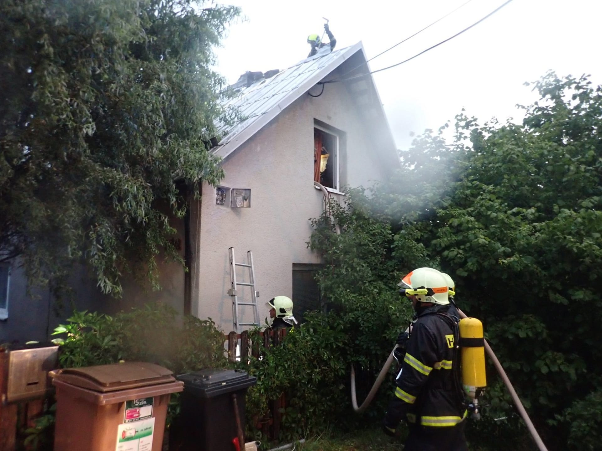 Ve Zlíně hořela po zásahu bleskem střecha rodinného domu.