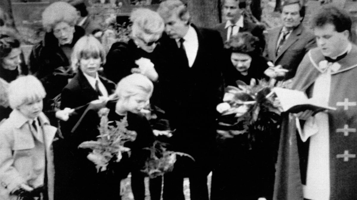 Trumpova rodina na pohřbu Ivanina otce 1. listopadu 1990 ve Zlíně. Zleva Eric Trump (6), Donald junior (12) a Ivanka Trumpová (8)