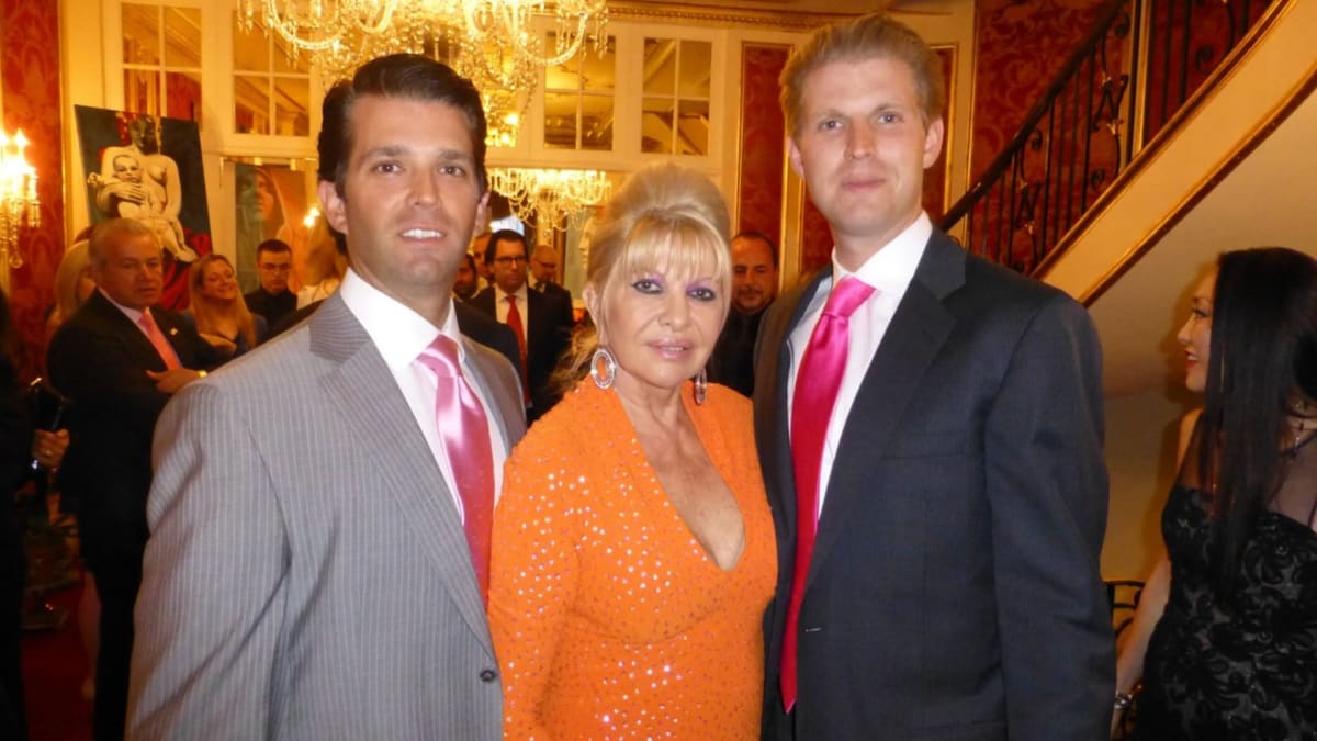 Ivana Trumpová se syny Donaldem Jr. a Ericem (vpravo) v roce 2013 