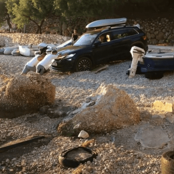 Zapadlé auto na chorvatské pláži