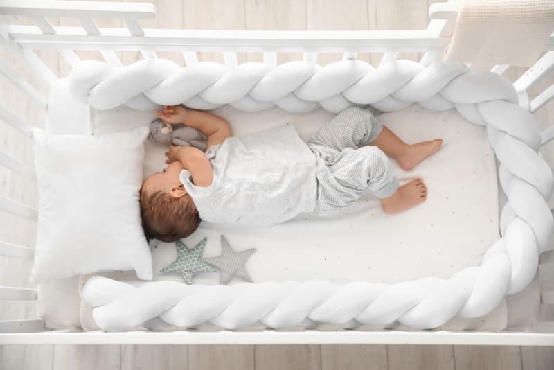 Dítě spící v postýlce by nemělo být obklopeno zbytečnými hračkami či dalšími předměty