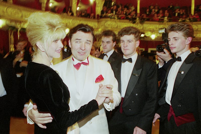 Ivana Trump tančí s Karlem Gottem (1992).