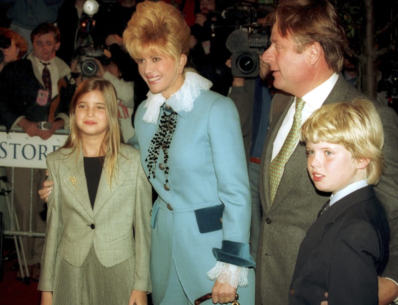 Ivana Trump v roce 1993 s dcerou Ivankou, synem Ericem a svým třetím manželem Riccardem Mazzucchellim