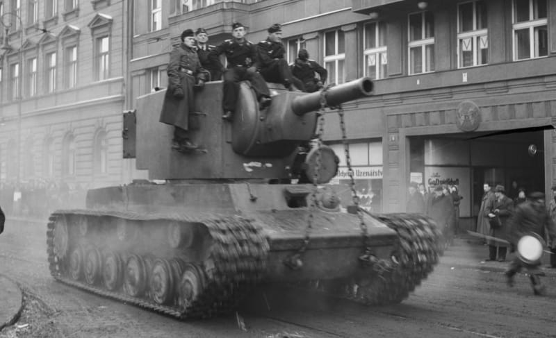 Ukořistěný ruský tank KV-2 v Praze. Němečtí tankisté ho vezou na Výstaviště. (12. únor 1942)