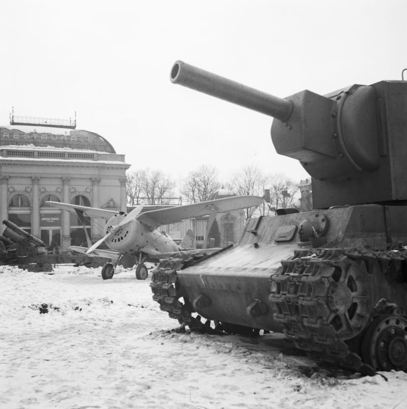 Nacisty ukořistěné ruské zbraně na výstavě Sovětský ráj na pražském Výstavišti. (únor a březen 1942)