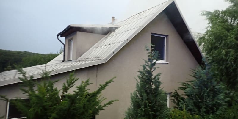 Ve Zlíně hořela po zásahu bleskem střecha rodinného domu.