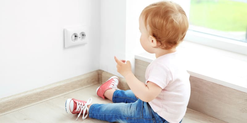 Všechny zásuvky a elektrické dráty v dosahu dítěte by měly být dostatečně zabezpečené