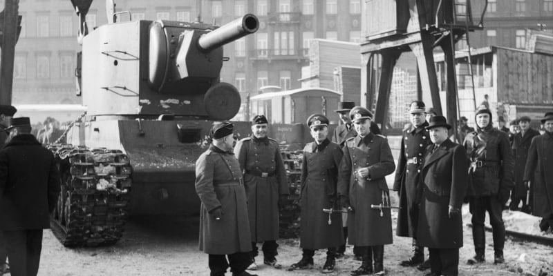 Ukořistěný ruský tank KV-2  se přesouvá na výstavu Sovětský ráj na pražské Výstaviště. (12. únor 1942)