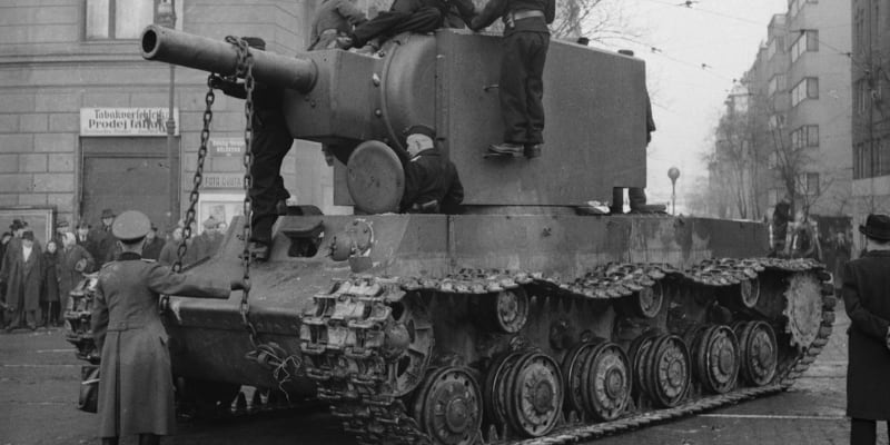 Ukořistěný ruský tank KV-2 v Praze. Němečtí tankisté ho vezou na Výstaviště. (12. únor 1942)