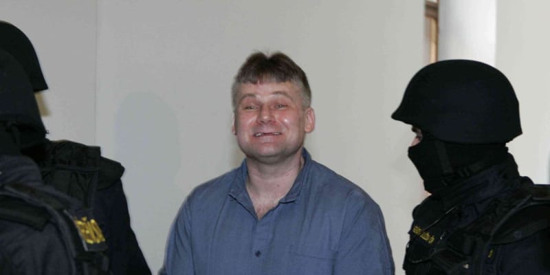 Jiří Kajínek byl v roce 1998 odsouzen za dvojnásobnou nájemnou vraždu a jeden pokus o vraždu k doživotnímu trestu odnětí svobody.