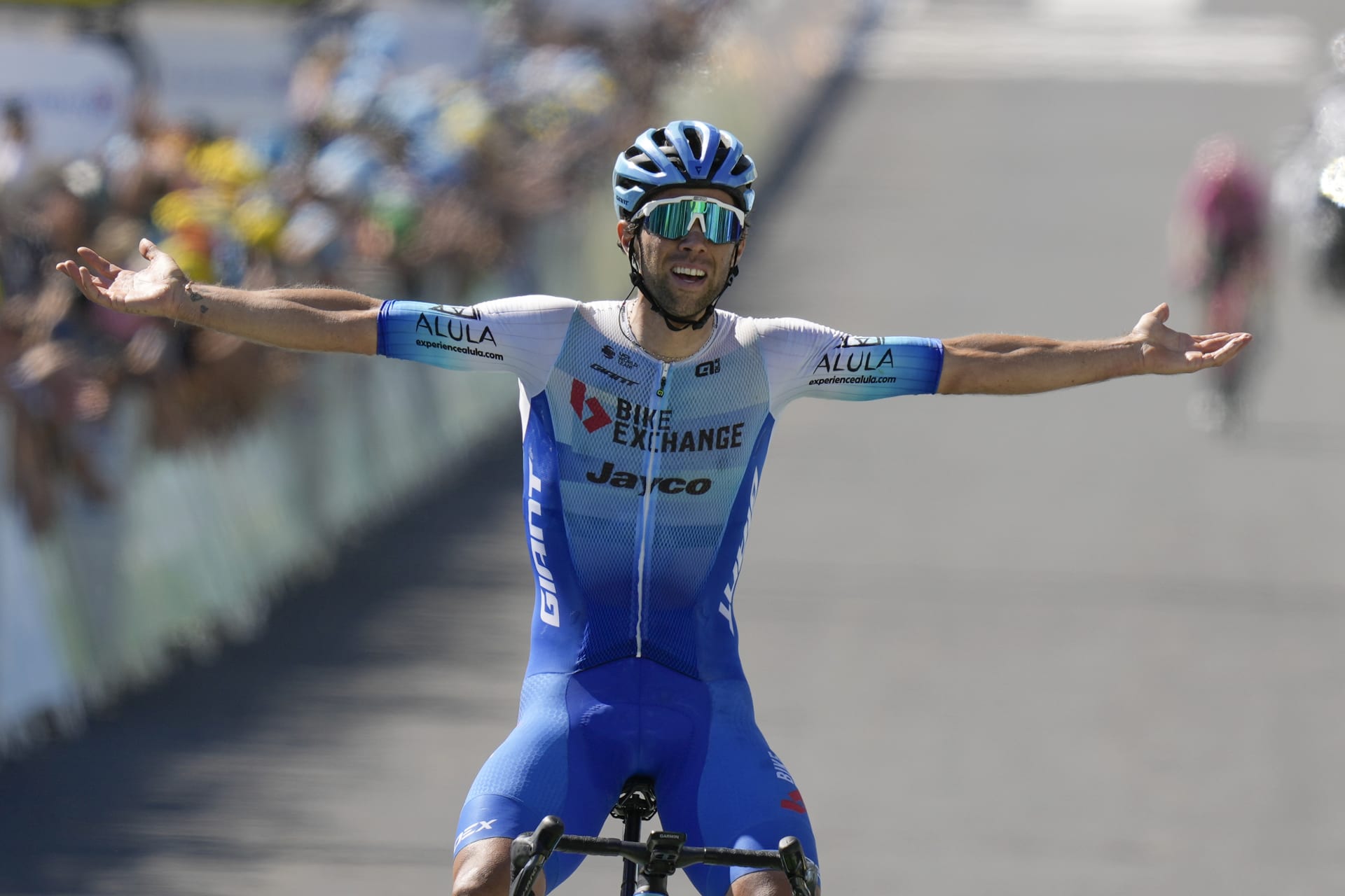 Čtrnáctou etapu Tour de France vyhrál po útoku v náročném závěrečném stoupání v Mende Michael Matthews. 