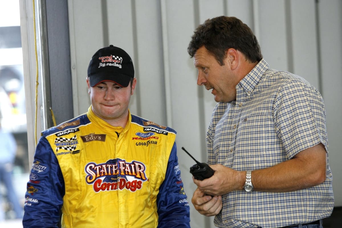 Bobby East (vlevo) zemřel ve věku 37 let. Hvězdu závodů NASCAR někdo ubodal k smrti na kalifornské čerpací stanici.