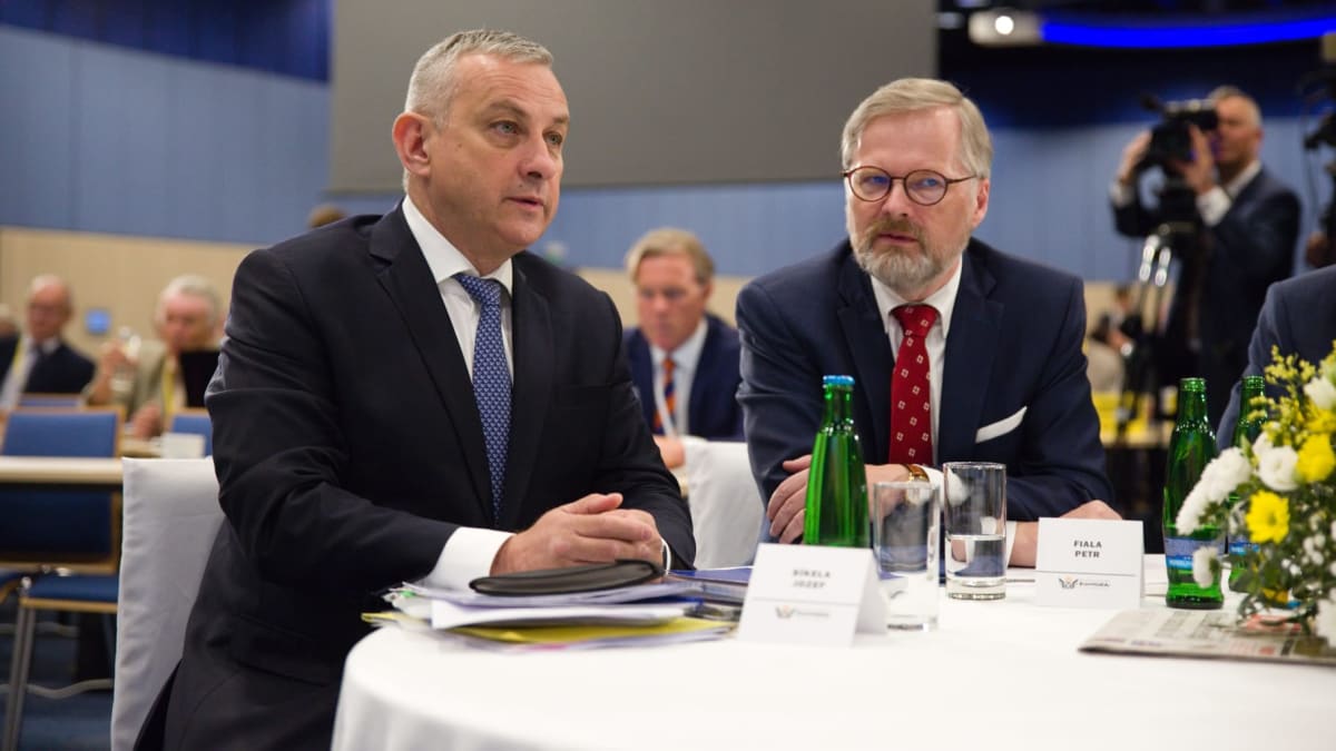 Ministr průmyslu Jozef Síkela (za STAN) a premiér Petr Fiala (ODS)