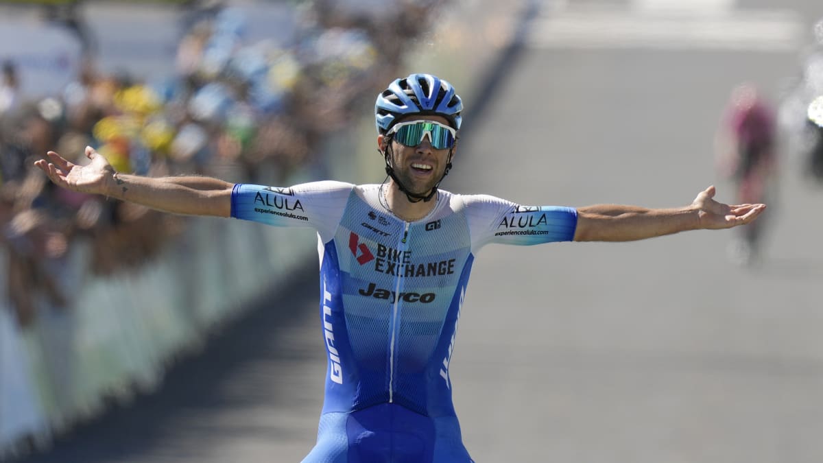 Čtrnáctou etapu Tour de France vyhrál po útoku v náročném závěrečném stoupání v Mende Michael Matthews. 