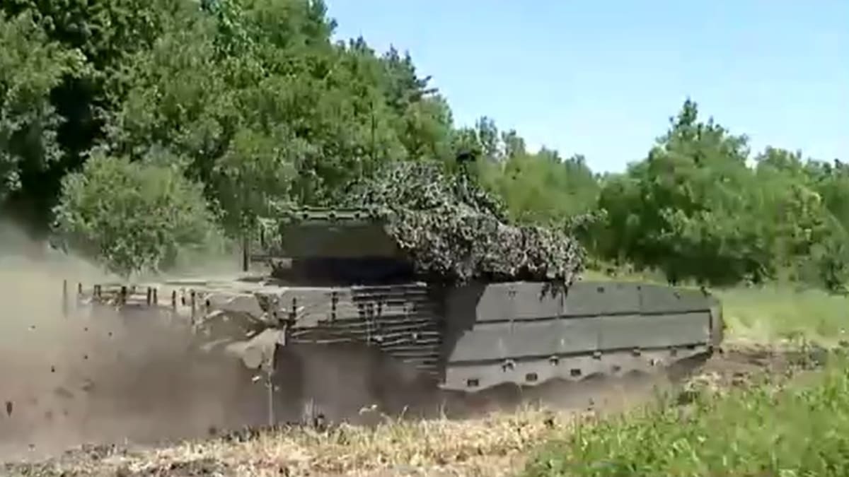 Ukrajinci si pochvalují novou kořist v podobně ruského tanku T-80