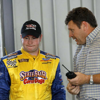 Bobby East (vlevo) zemřel ve věku 37 let. Hvězdu závodů NASCAR někdo ubodal k smrti na kalifornské čerpací stanici.