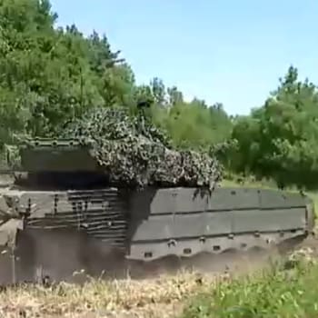 Ukrajinci si pochvalují novou kořist v podobně ruského tanku T-80
