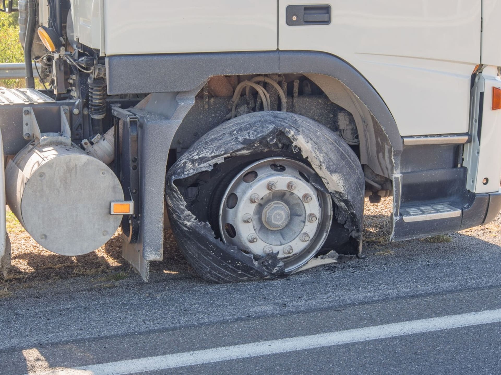 Tlak v pneumatikách nákladních automobilů může dosahovat tlaku až atm/barů.