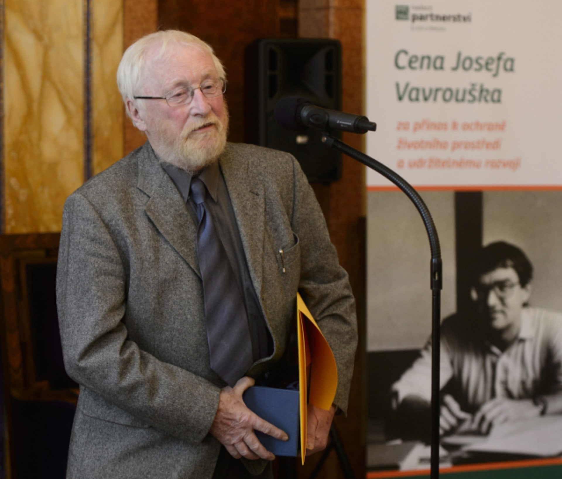 Petr Pakosta při přebírání Ceny Josefa Vavrouška za celoživotní ochranu životního prostředí 