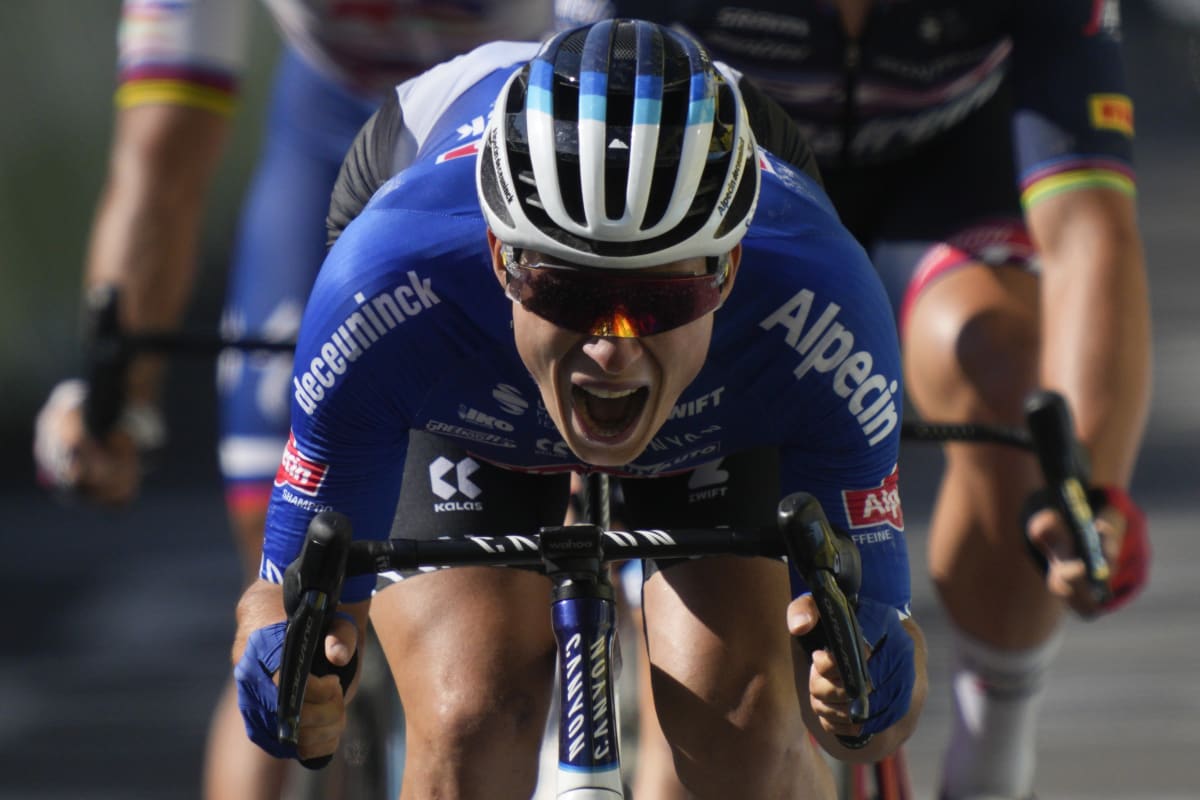 Patnáctou etapu Tour de France vyhrál v hromadném spurtu belgický cyklista Jasper Philipsen.