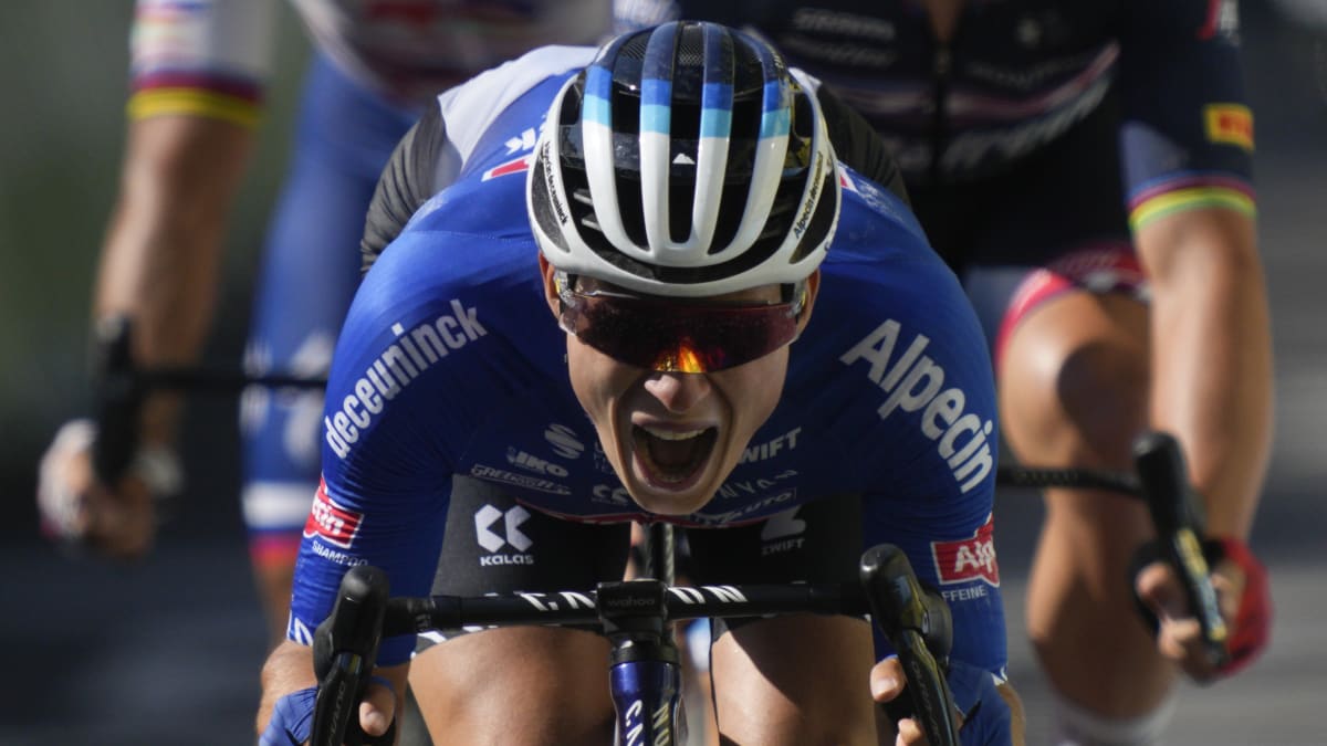 Patnáctou etapu Tour de France vyhrál v hromadném spurtu belgický cyklista Jasper Philipsen.