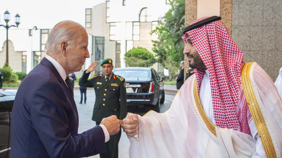 Americký prezident Joe Biden (nalevo) a korunní saúdskoarabský princ Muhammad bin Salmán (napravo)