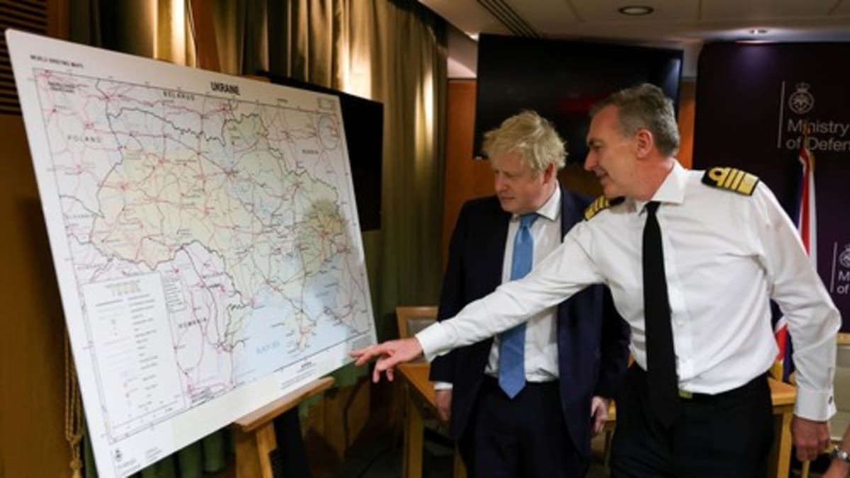 Šéf britské armády Tony Radakin seznamu premiéra Borise Johnsona s aktuálním vývojem situace na Ukrajině