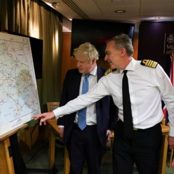 Šéf britské armády Tony Radakin seznamu premiéra Borise Johnsona s aktuálním vývojem situace na Ukrajině