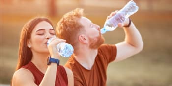Kohoutková voda nestačí, varují experti. Jak ve vedru dodržovat správný pitný režim?