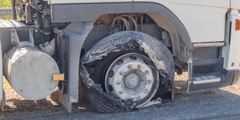 Tragická nehoda řidiče kamionu: Při huštění mu explodovala pneumatika, na místě zemřel