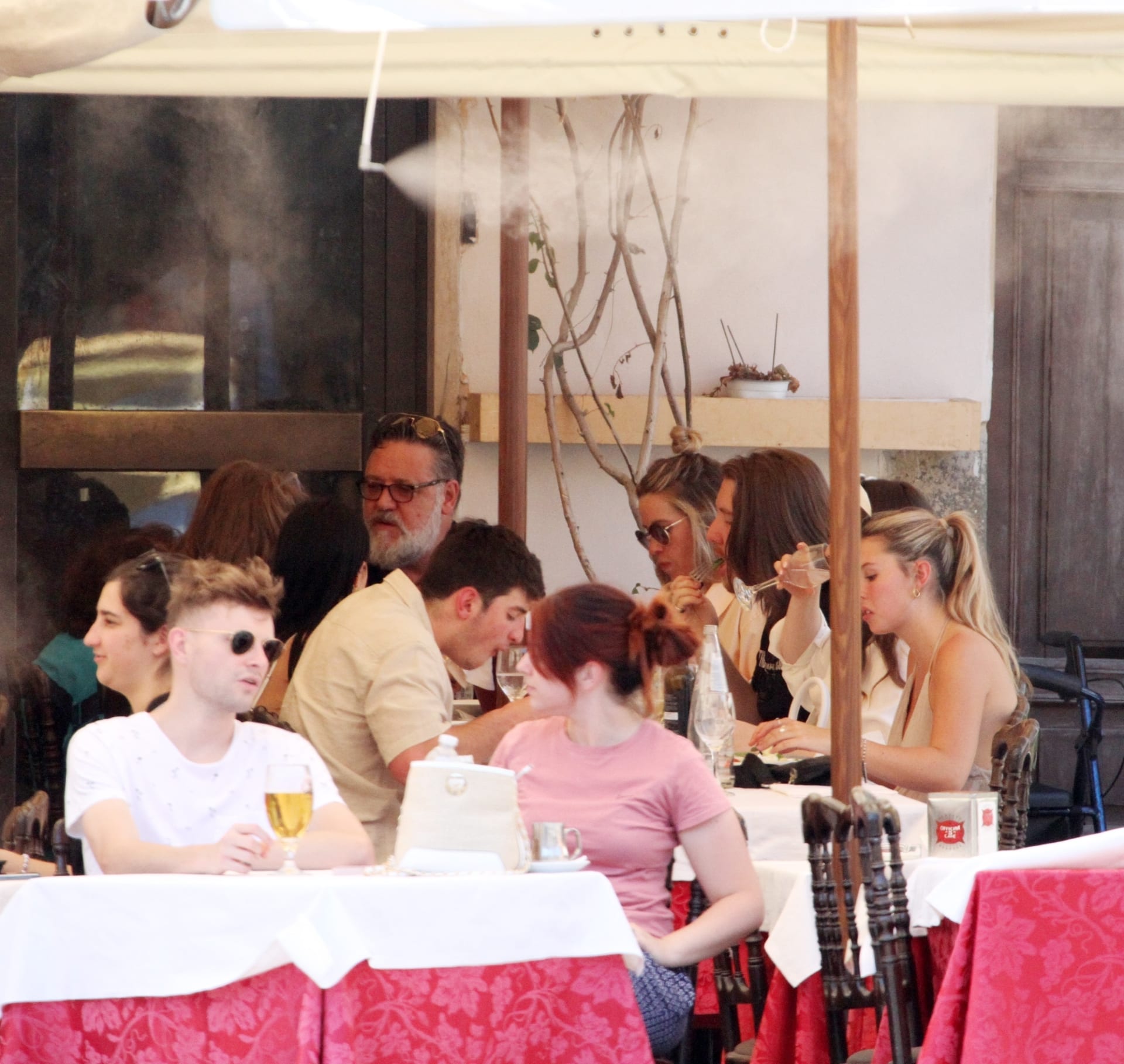 Herec Russell Crowe vyrazil v Římě na oběd s rodinou.