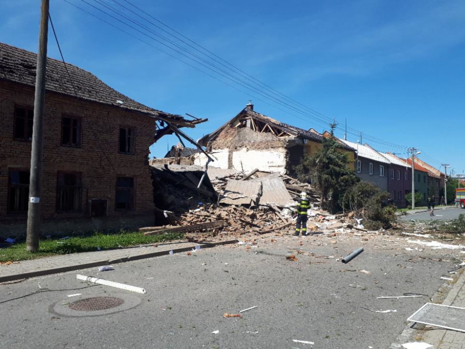 Na Prostějiovsku vybuchl dům, poškozeny jsou i okolní budovy