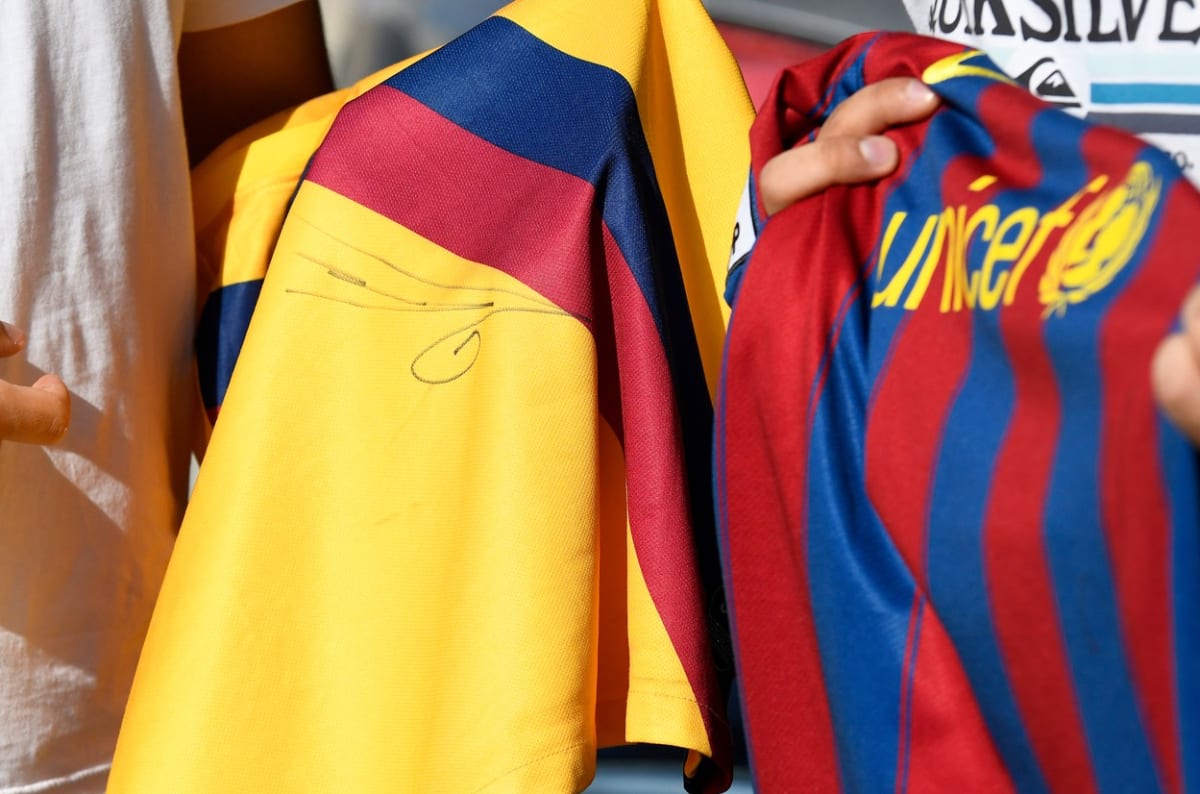 Fanoušek španělského fotbalového klubu FC Barcelona ukazuje dres s autogramem polského útočníka Roberta Lewandowského, který se mu podepsal před halou letiště Palma de Mallorca.