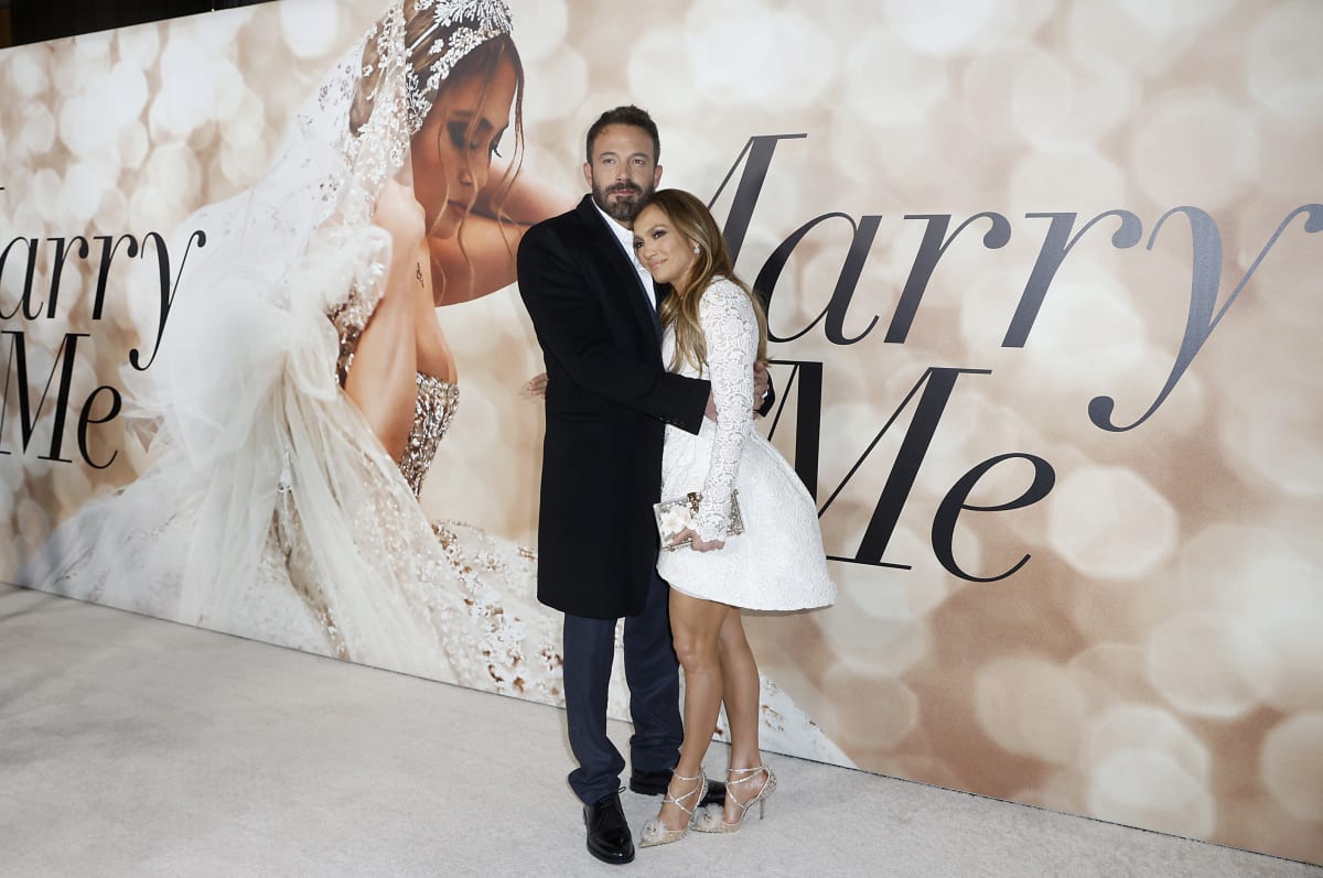 V roce 2002 dal Affleck Lopezové velký zásnubní prsten s růžovým diamantem, ale v roce 2003 náhle zrušili svatbu a o několik měsíců později se rozešli.