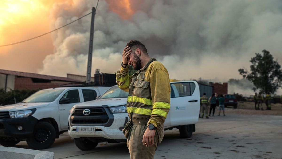 Hasič pláče v blízkosti požáru Losacio 17. července 2021.