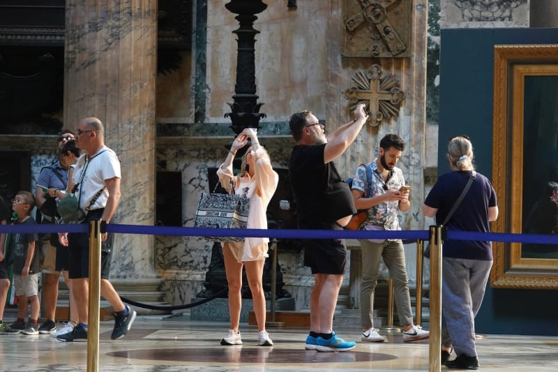 Slavný herec Russel Crowe vyrazil v Římě do města se svou partnerkou Britney Theriotovou. Crowe natáčí v Itálii horor The Pope's Exorcist.