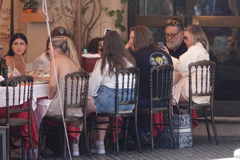 Herec Russell Crowe vyrazil v Římě na oběd s rodinou.