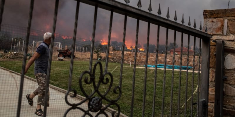 Místní sleduje plameny požáru v Losaciu 17. července 2022.