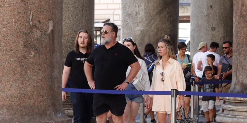 Slavný herec Russel Crowe vyrazil v Římě do města se svou partnerkou Britney Theriotovou. Crowe natáčí v Itálii horor The Pope's Exorcist.