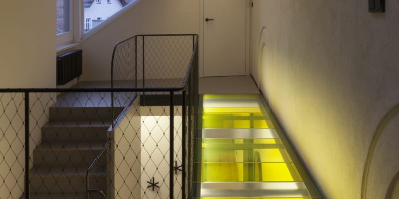 Úzký byt v Litomyšli se skleněnou lávkou se stal pro architekty výzvou
