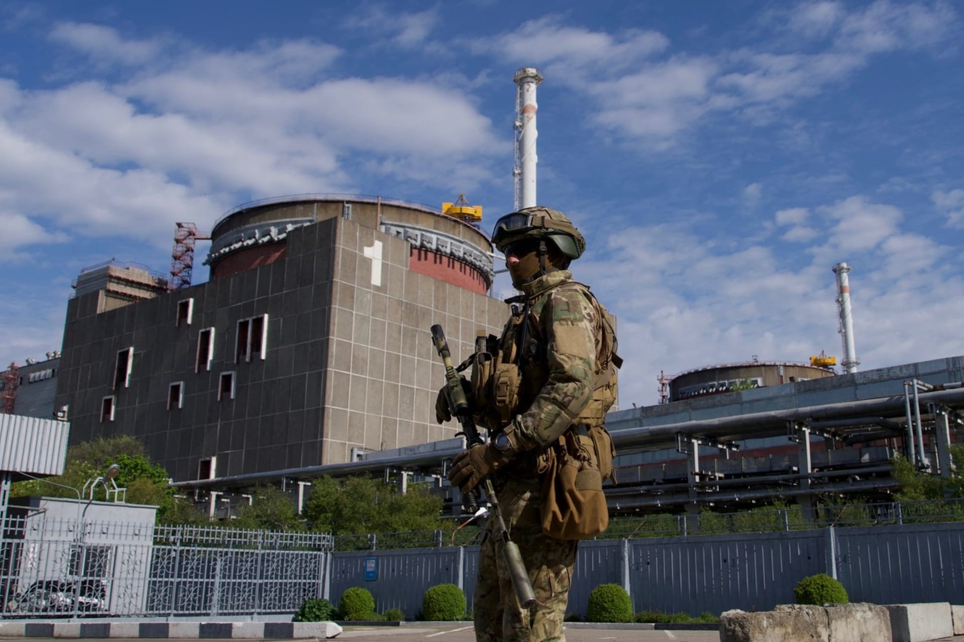 Areál elektrárny Záporoží hlídají ruští vojáci (1. 5. 2022).