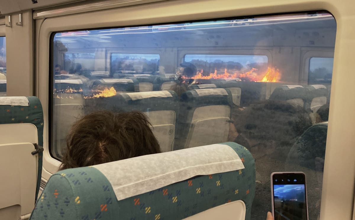 Cestujícím ve vlaku z Madridu do přístavního města Ferrol se naskytl nevídaný pohled na lesní požáry.